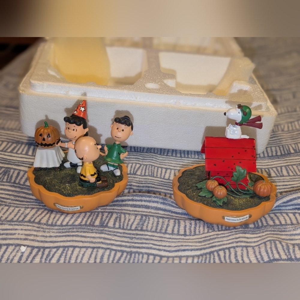 2 HAWTHORNE Village Peanuts It's the Great Pumpkin Flying Ace -The Perfect Model
